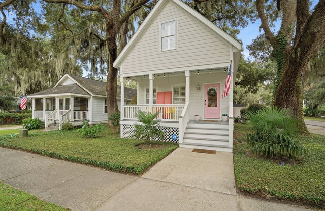 The Happy Place - Renovated + Walkable in the heart of Port Royal