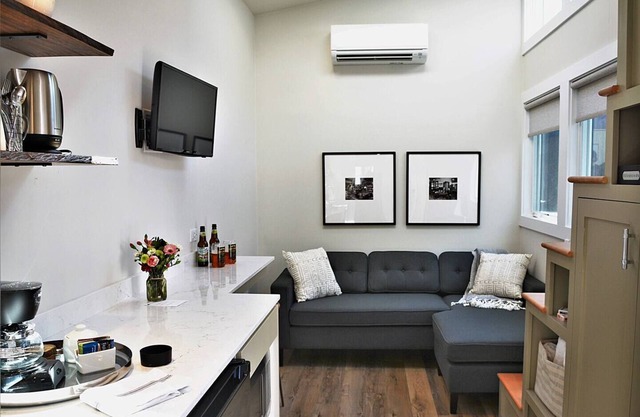 The Henry - Cozy Tiny House - AC, Free Parking, Walk Score 96!