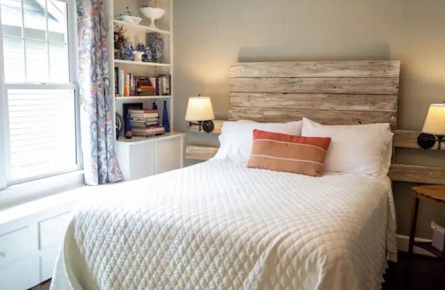 The Hens Haven, 2 bd Broadripple Bungalow