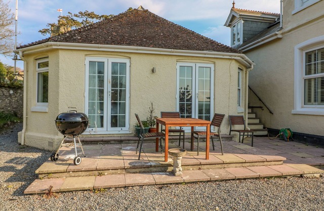 THE HIDEAWAY, pet friendly, country holiday cottage in Thurlestone