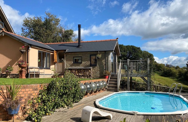 THE HIDEOUT, admite mascotas, con piscina en Llangrove, Ref 1013778