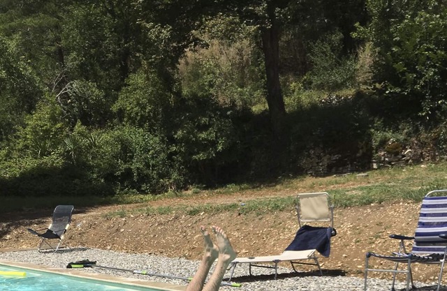 La casa con persianas azules: paz, espacio, naturaleza y una magnífica piscina.