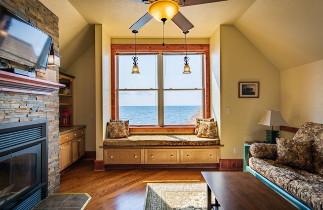 El Inn en Croftville Road Cottages # 8. En la orilla del lago superior.