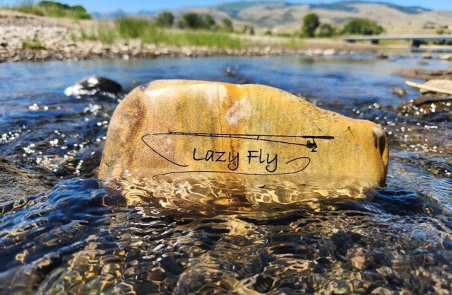 THE LAZY FLY. Private Cozy 2 bdrm Cabin On 30 acres. AC, WiFi