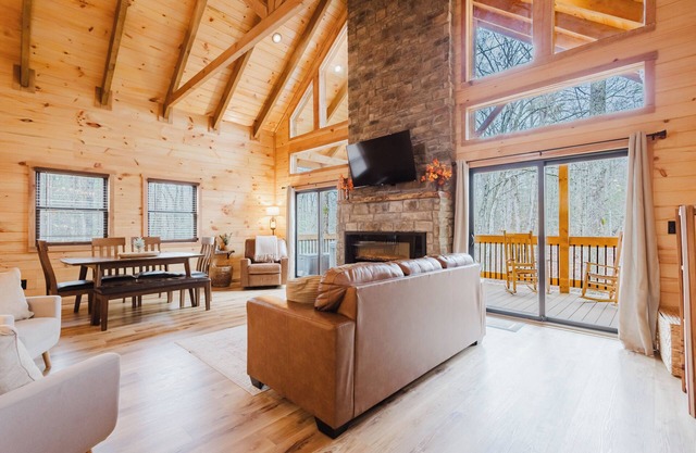 The Lazy Maple in RRG - Fire pit/ hot tub/ arcade/wifi