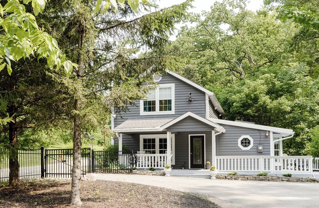 "The Lisette" spacious creekside carriage house