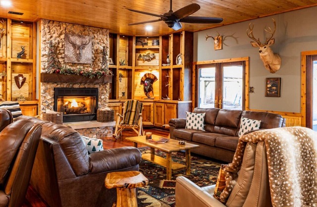 Lakeview Lodge on 16 acres! Sleep up to 36 at the perfect luxury retreat!