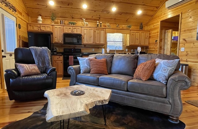 ★ The LODGE ★ No Clean Fee ★ Private Retreat w/ Adjustable KING Bed