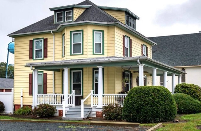 The Lodge on Main. A Victorian home. Walk/bike to everything!!