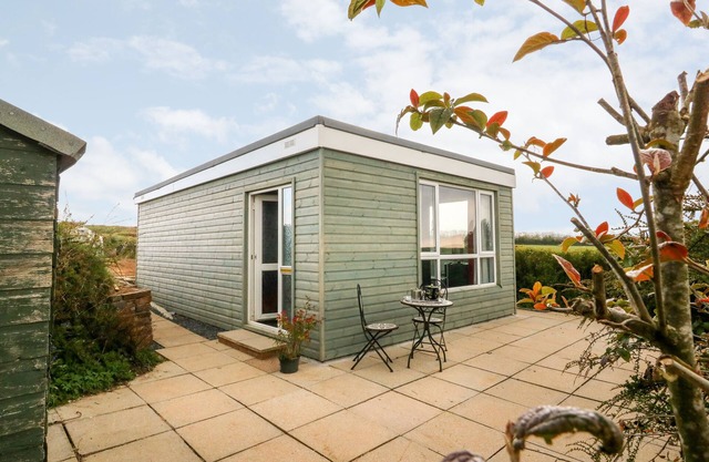 THE LODGE, romantic, with a garden in South Molton