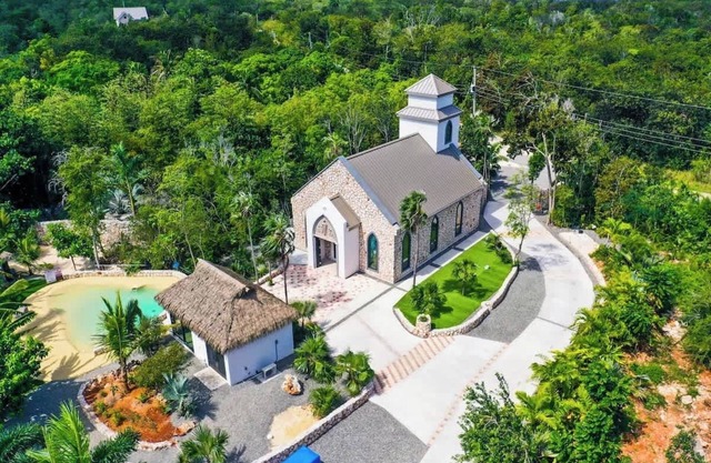 The Mastic Chapel LUXE Cottage w/ Pool on North Side