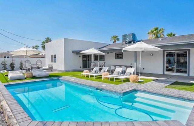 *The Monty* Stylish Old Town Oasis w/ Private Pool