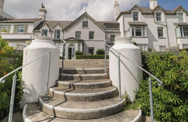 THE MOORINGS, romantic, country holiday cottage in Deganwy