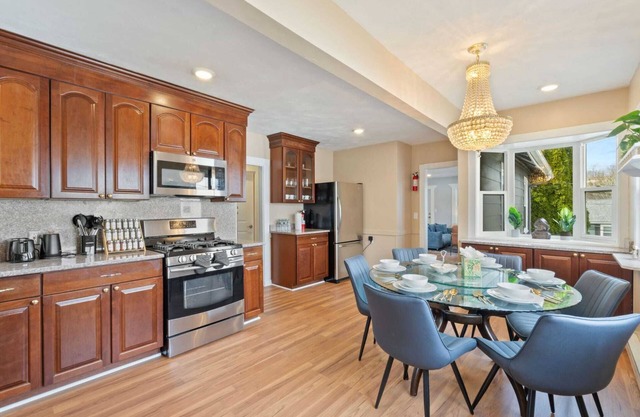 The Niche: A cozy perfection! Newly Renovated Family Friendly! Near Boston