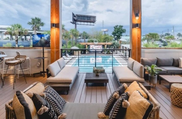 The Nicholas Veranda King Suite|Steps to King