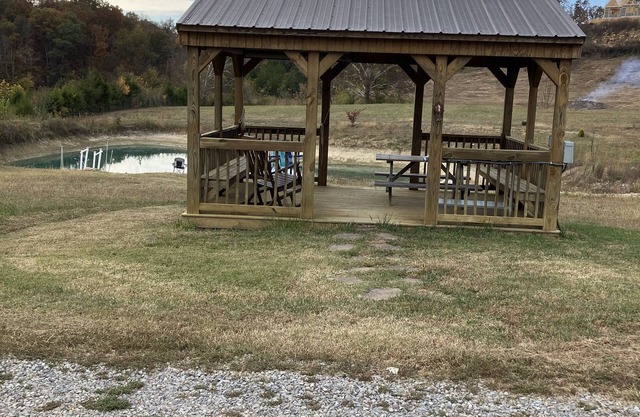 THE NUT FARM 20 minutes to Pigeon Forge Sleeps 2 / No animals / No children