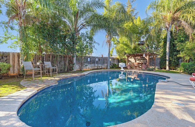 Backyard Oasis Getaway + A fanáticos de deportes Dream Home
