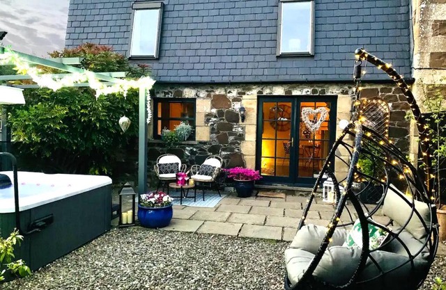 The Old Dairy - Cosy Country Cottage with Hot Tub & Log Burner