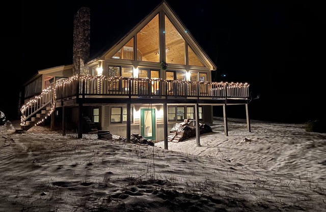 The Perfect Get-Away On Flagstaff Lake, On ITS trails, 15 mins to Sugarloaf