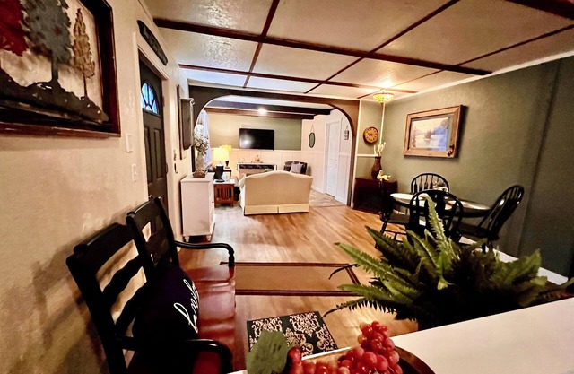 The picket fence Nana's big dream 3 beds-2 bedrooms -privacy patio deck