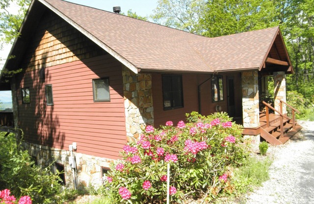 The Pinewoods: Aislado con jacuzzi, cielos oscuros y puestas de sol.
