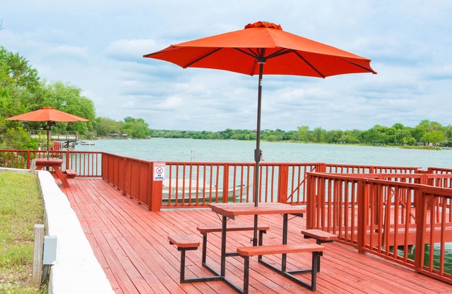 El retiro del muelle rojo en el lago Medina