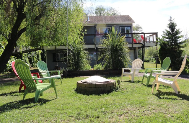 La puerta roja: A orillas del río personalizada de inicio, Bañera de hidromasaje, Patio cercado, Barcos, Vistas