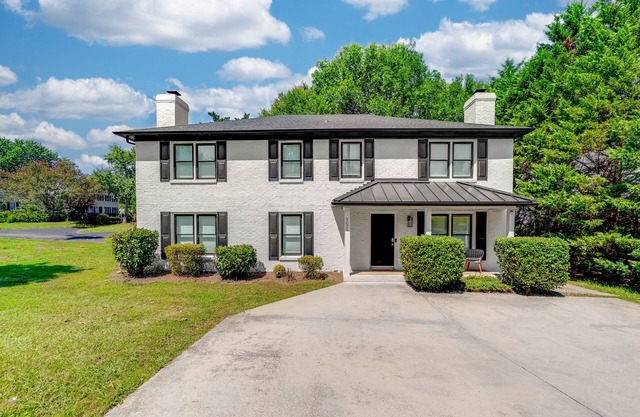 The Retreat by SouthPark- Spacious 3-Bedroom Near Shopping & Dining in SouthPark