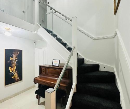The Robin - Luxury 2 Bedroom apartment with garden and parking in Greater London