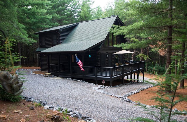 The Robsen Cabin. 1hr from Asheville, Lakeside Secluded Cabin