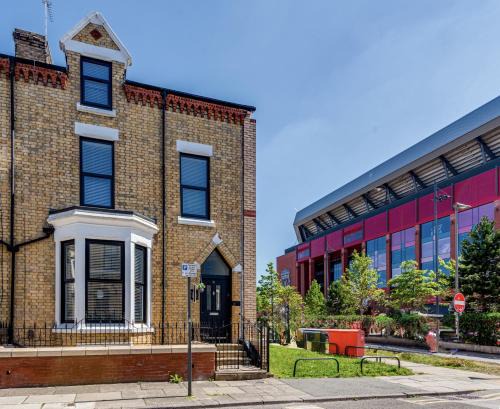 The Rockfield by Serene Stays Stylish 6BR near Anfield with Bar Parking Virgin Media and Fast WiFi