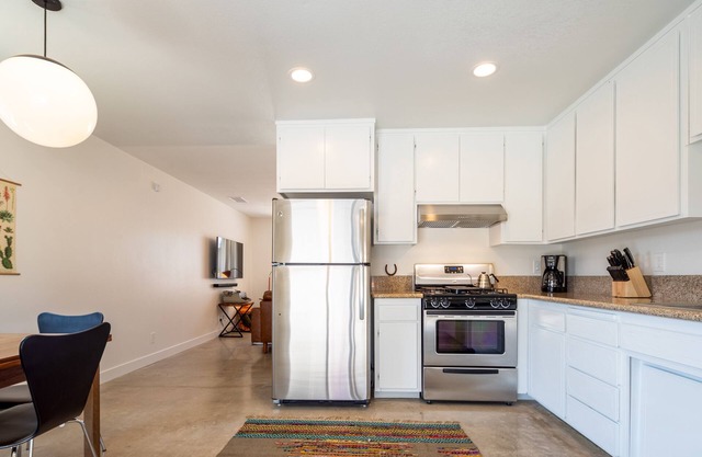 🌵 The RockHopper - Hot Tub, Fire Pit and Walk to Downtown Joshua Tree! 🌵