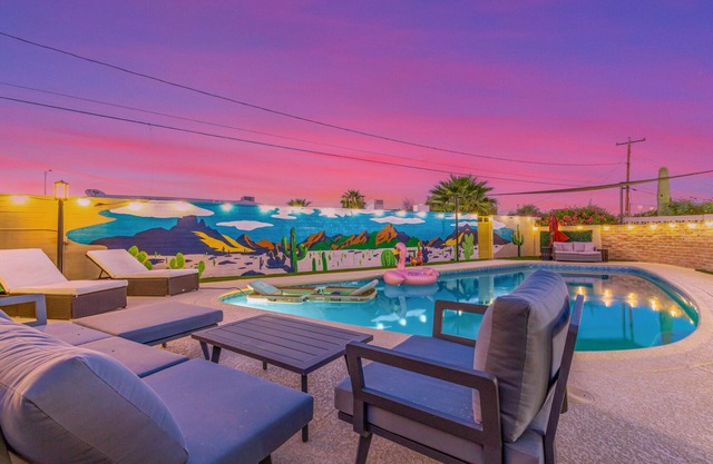 The Rody - Mins to Old Town with Heated Pool, Games, Fast Wifi and More...