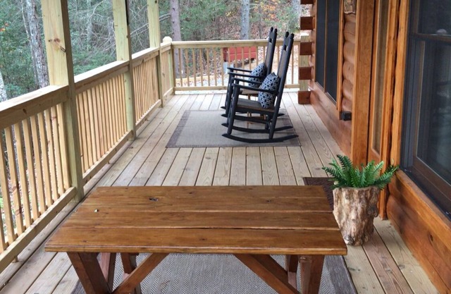 The Rusty Goat--Year-round Mountain View, King-sized bed, highspeed internet!