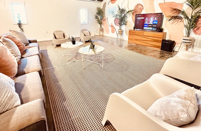 The Scandinavian Abode 5 bedroom 2 bath w/ Ping Pong
