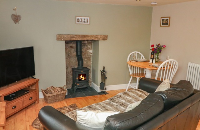 THE SNUG, pet friendly, with open fire in Wirksworth