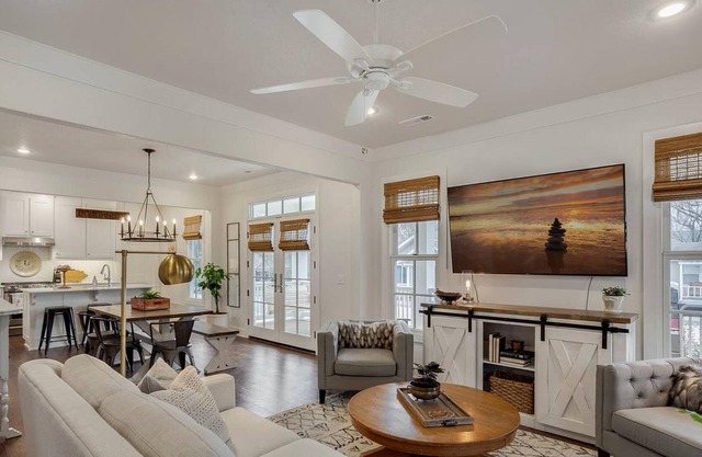 The Sofay Farmhouse - 1 Mile From U of A - Luxury Amenities