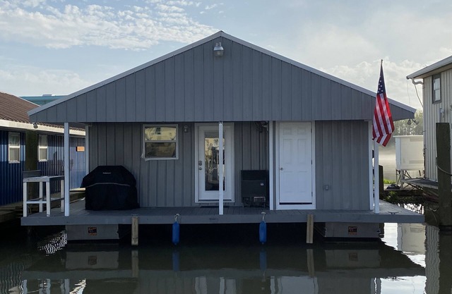 Nueva casa flotante Cypress Cove Marina (985-264-6582)