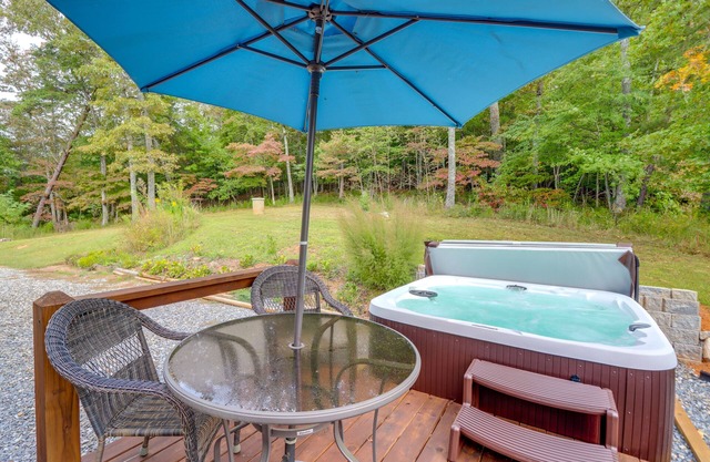 ‘The Sunrise Cottage’ w/ Hot Tub, 3 Mi to Downtown