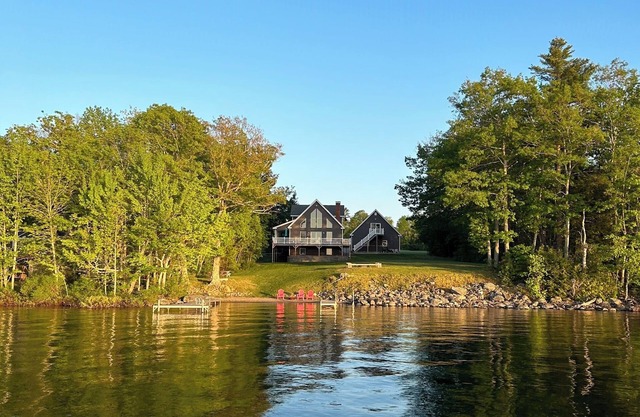 The Swan Lake House-Lakefront home with private beach