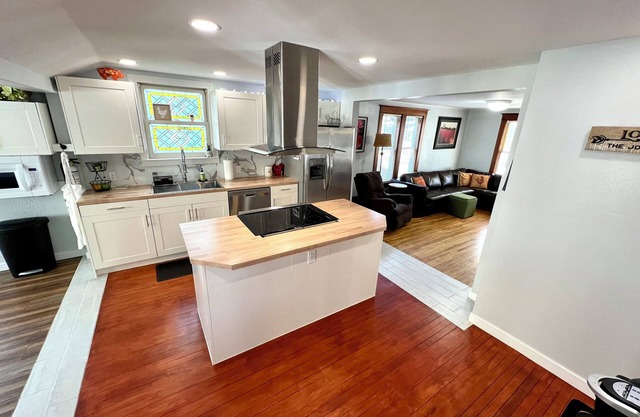 The Tangerine Terrace - Charming 4-bedroom house in Red Wing with two king beds