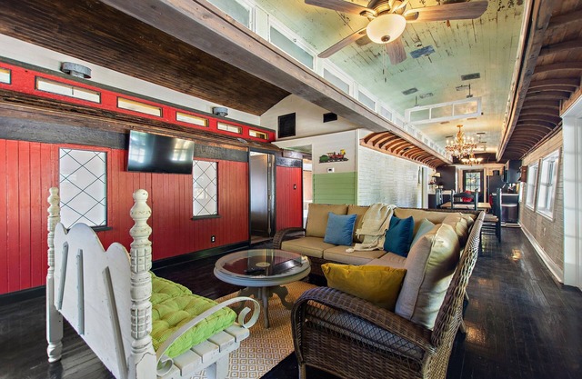 The TRAIN House 3/2 with WiFi, AC in delightful New Smyrna Beach, deck, grill,yd