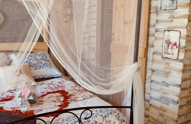 La casa de vacaciones en su jardín posado