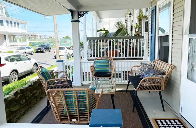 THE VICTORIA & ALBERT. Perfect for Groups - 5 patios, BBQ, 10 Beach Passes.