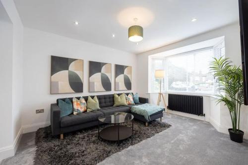 The Wilmslow House Free Parking - Close to Airport
