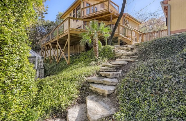 The Yellow Treehouse by the Lake - NO CLEANING FEES!!!