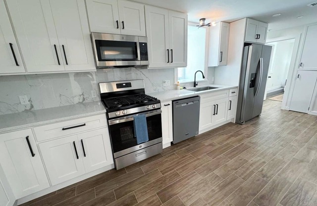 This apartment is a 3 bedroom(s), 1 bathrooms, located in Brighton, MA.