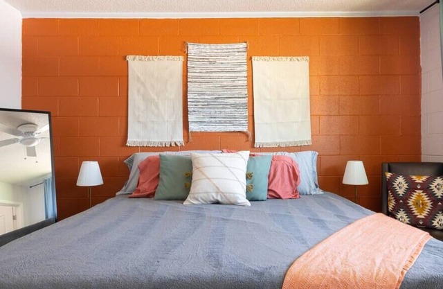 This apartment is a 1 bedroom(s), 1 bathrooms, located in Scottsdale, AZ.