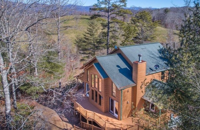 Beautiful, quiet & secluded 3 Bedroom 3.5 Bath country cabin in Cherokee County, NC