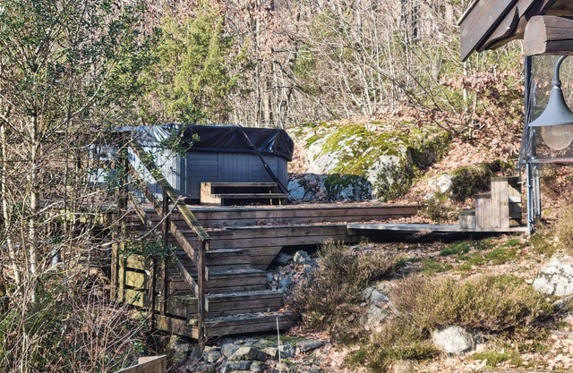 This cozy and comfortable vacation home welcomes you on a formidable panoramic plot.
